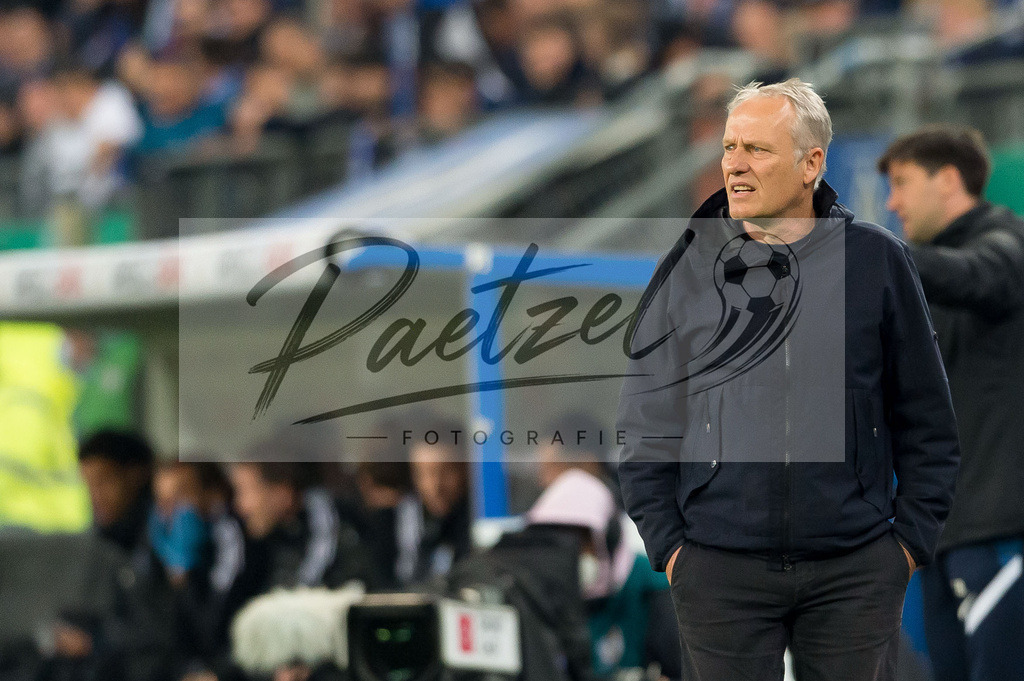 HSVSCF20220419_334 | Fussball, Herren: Trainer Christian Streich (SC Freiburg) schaut beim DFB-Pokal-Halbfinalspiel zwischen Hamburger SV und SC Freiburg im Volksparkstadion am 19.04.2022 in Hamburg, Deutschland.DFB / DFL REGULATIONS PROHIBIT ANY USE OF PHOTOGRAPHS AS IMAGE SEQUENCES AND/OR QUASI-VIDEO. - Realisiert mit Pictrs.com