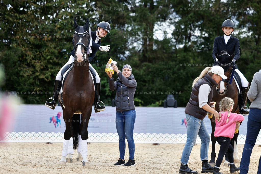 3-Siegerehrung-Dressur M_-StoibPH-2571 | working equitationturnier fotograf videograf stoibphotography marixx film working equitation deutschland reitsport turnierfotografie eventfotografie equestrian events