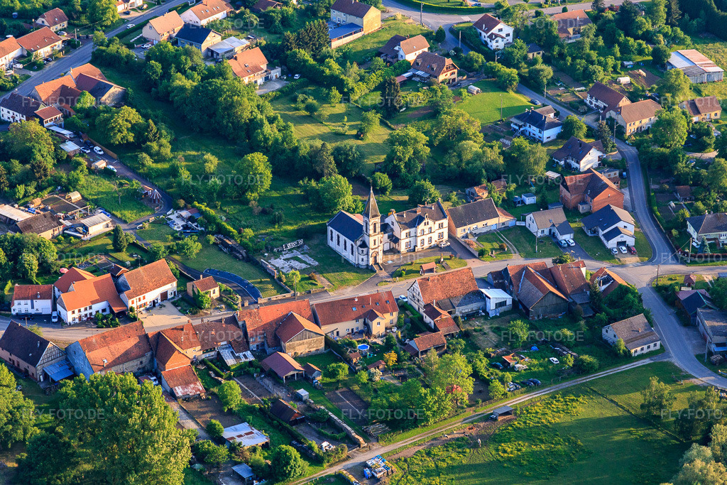 Luftbild: Mairie und Kirche in Vibersviller im Bundesland Moselle in Frankreich. – Foto: IMG_107392.jpg vom 19.05.2018 durch Werner Riehm/FLY-FOTO.de – Auflösung des Originals: 5375 x 3584 px