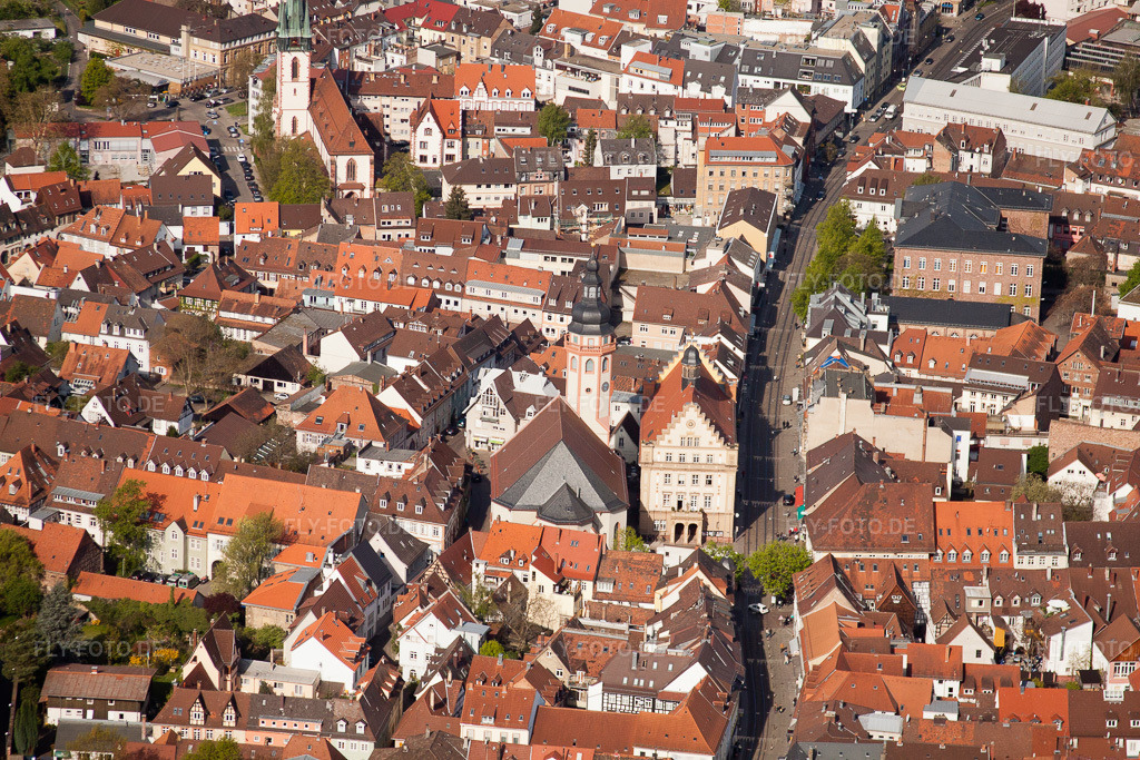 Luftbild: Altstadtbereich und Innenstadtzentrum im Ortsteil Durlach in Karlsruhe im Bundesland Baden-Württemberg in Deutschland. Foto: IMG_26086.jpg vom 23.04.2010 durch Werner Riehm/FLY-FOTO.de