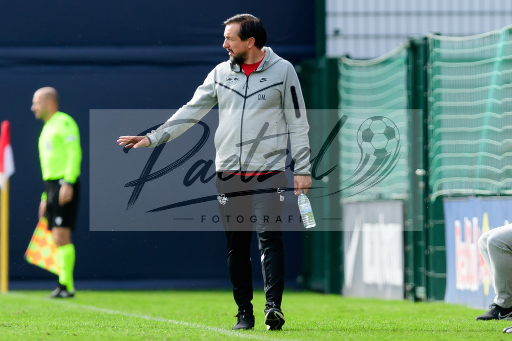 YLLEBR20210928_022 | Fussball, A-Junioren: Trainer Daniel Meyer (RB Leipzig) gestikuliert, Gestik beim Spiel der UEFA Youth League zwischen RB Leipzig und FC Bruegge im Stadion am Cottaweg am 28.09.2021 in Leipzig, Deutschland. - Realisiert mit Pictrs.com
