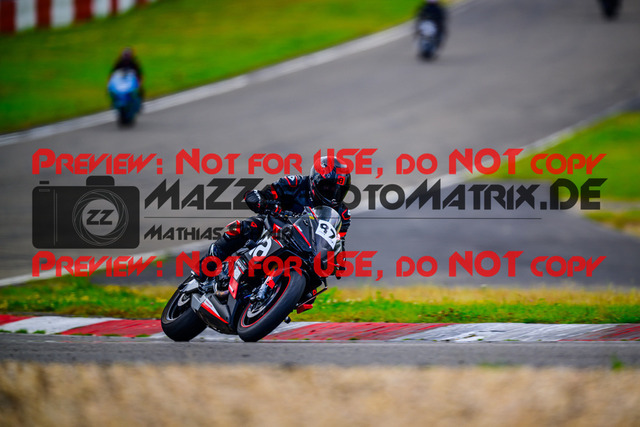 MaZZes_FotoMatrix_240717_6007705_8618 | GELB