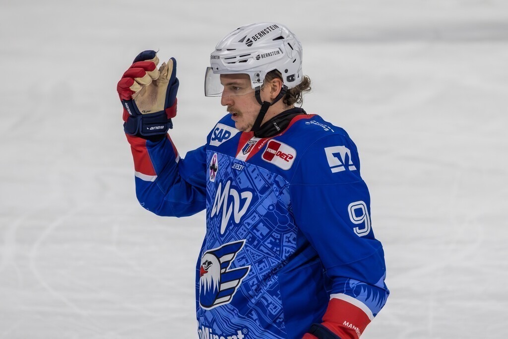 DEL, Deutsche Eishockey Liga Saison 2025/26, 17. Spieltag: Adler Mannheim gegen Nürnberg Ice Tigers | DEL, Deutsche Eishockey Liga Saison 2025/26, 17. Spieltag: Adler Mannheim gegen Nürnberg Ice Tigers***Bild: Leon Gawanke (9, Mannheim) - Realisiert mit Pictrs.com