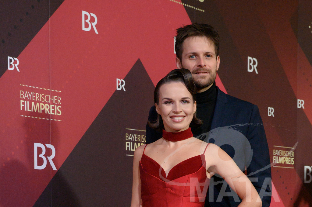 _DWI4736 | Darya Birnstiel (deutsche Schauspielerin und Model) mit ihrem Ehemann Philip Birnstiel bei der Verleihung des 47. Bayerischen Filmpreises 2026  im Prinzregententheater. München, Deutschland. Der Bayerische Filmpreis wird seit 1979 von der Bayerischen Staatsregierung verliehen, um die Bedeutung des Kinofilms als Kulturgut herauszustellen - Realisiert mit Pictrs.com