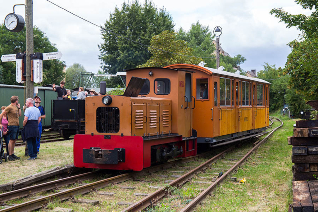 Museumsfeldbahn Lindenau | Entdecke über 20 Kategorien Leipzig-Motive: Foto-Downloads, hochwertige Poster, Leinwand- & Fine-Art-Prints. Jetzt Lieblingsfoto im Bildlexikon Leipzig Shop bestellen!