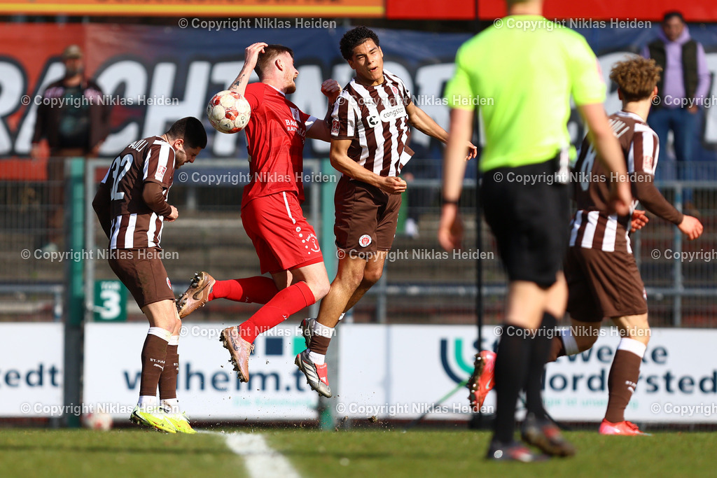 NH_FCStPauliU23_FSVSchöningen_RegionalligaNord_15032026 | #5 Jamel Gramberg (FC St. Pauli U23) und #32 Adem Podrimaj (FC St. Pauli U23), #28 Philipp Harant (FSV Schöningen)Fußball I Herren I Regionalliga Nord I Saison 2025-2026 I 26. Spieltag I FC St. Pauli U23 - FSV Schöningen I 15.03.2026 I Edmund-Plambeck-Stadion