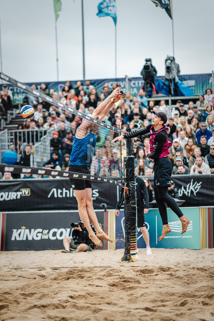 Beachvolleyball | Männer | Queen and King of the Court | Hamburg | 02.06.2024 | Lukas Pfretzschner beim Angriff gegen Andy Benesh (USA)