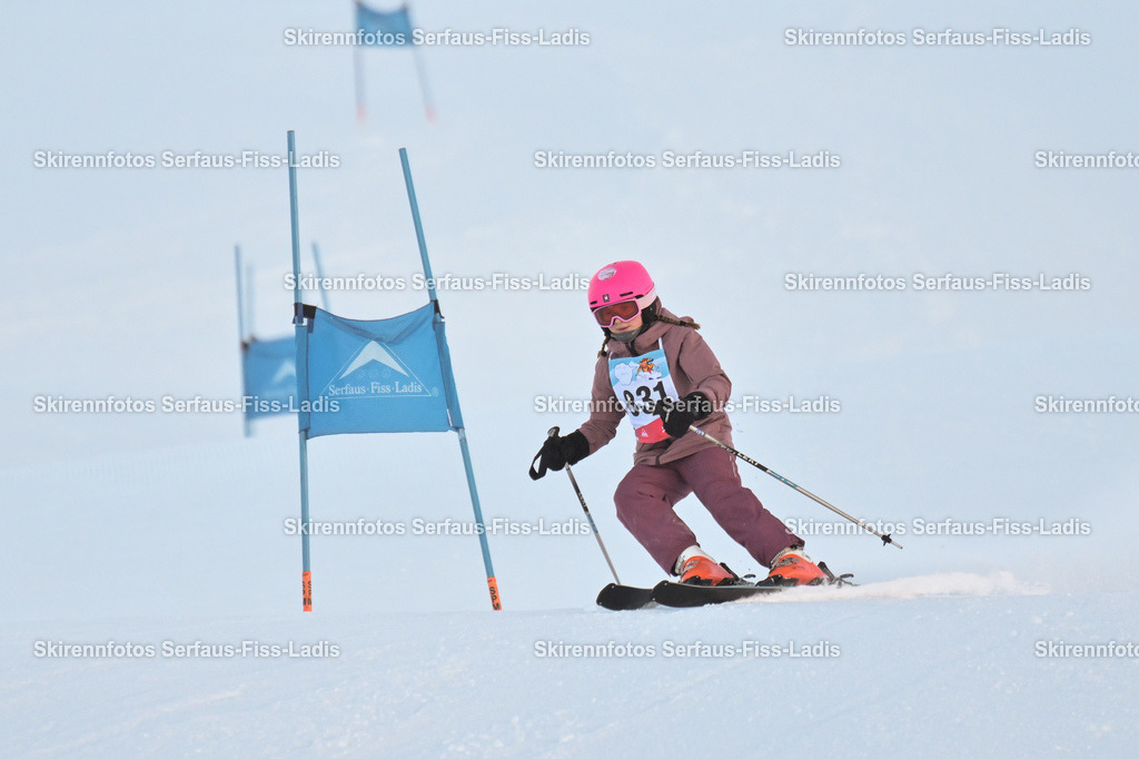 SRF_25.12.2025_0099 | Skirennfotos,Serfaus,Fiss,Ladis,Kinderskirennen,Winter,Tirol,Oberland,skirace,SFL,feelfree,weil wir's genießen,ski,Ski,skifahren,Sonnenplateau, - Realisiert mit Pictrs.com
