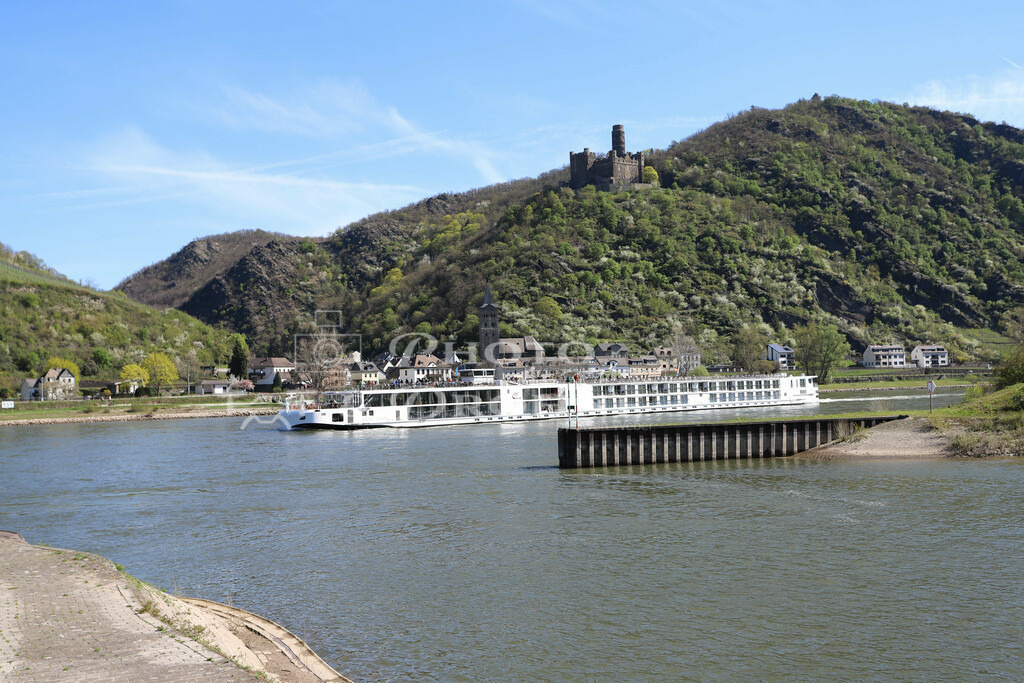Sankt Goar-6957 | Der Ortsteil Fellen gehört zu Sankt Goar. Von hier hat man einen schönen Bick auf den Rhein und das Rheintal. Die Burg Maus in Sankt Goarshausen ist von hier besonders gut zu sehen. - Realisiert mit Pictrs.com