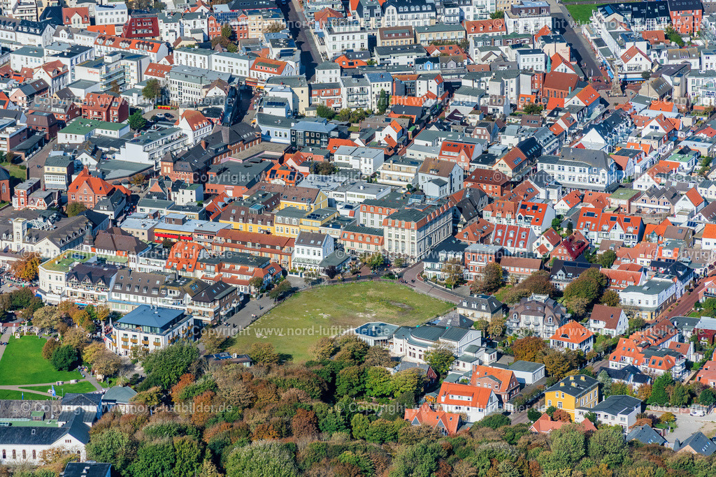 Norderney_Ortsansicht_ELS_5611091022 | NORDERNEY 09.10.2022 Inselbereich Norderney mit dem Ortskern und Uferbereich, Strand  in Norderney im Bundesland Niedersachsen, Deutschland. // Island area Norderney with the village center in Norderney in the state Lower Saxony, Germany. Foto: Martin Elsen