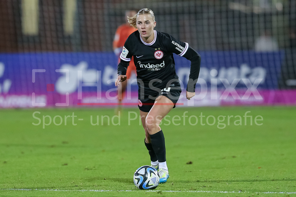 Fussball, Google Pixel Frauen-Bundesliga, SV Werder Bremen - Eintracht Frankfurt | v.li.: Laura Freigang (Eintracht Frankfurt, 10) am Ball, Einzelbild, Ganzkörper, Aktion, Action, Spielszene, DIE DFB-RICHTLINIEN UNTERSAGEN JEGLICHE NUTZUNG VON FOTOS ALS SEQUENZBILDER UND/ODER VIDEOÄHNLICHE FOTOSTRECKEN. DFB REGULATIONS PROHIBIT ANY USE OF PHOTOGRAPHS AS IMAGE SEQUENCES AND/OR QUASI-VIDEO.