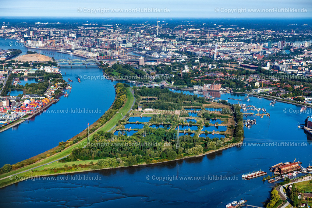 Hamburg_Kaltehofe_Elbinsel_ELS_3550220922 | HAMBURG 22.09.2022 Industrie- Denkmal der stillgelegten technischen Anlagen und Produktionshallen des Geländes der "Wasserkunst Elbinsel Kaltehofe" an derk Billwerder Bucht an der Straße Kaltehofe-Hauptdeich in Hamburg, Deutschland. Weiterführende Informationen bei: HPA Hamburg Port Authority,  Stiftung Wasserkunst Elbinsel Kaltehofe. // Industrial monument of the technical plants and production halls of the premises of "Wasserkunst Elbinsel Kaltehofe" at the barrage Billwerder Bucht on street Kaltehofe-Hauptdeich in Hamburg, Germany. Further information at: HPA Hamburg Port Authority,  Stiftung Wasserkunst Elbinsel Kaltehofe. Foto: Martin Elsen