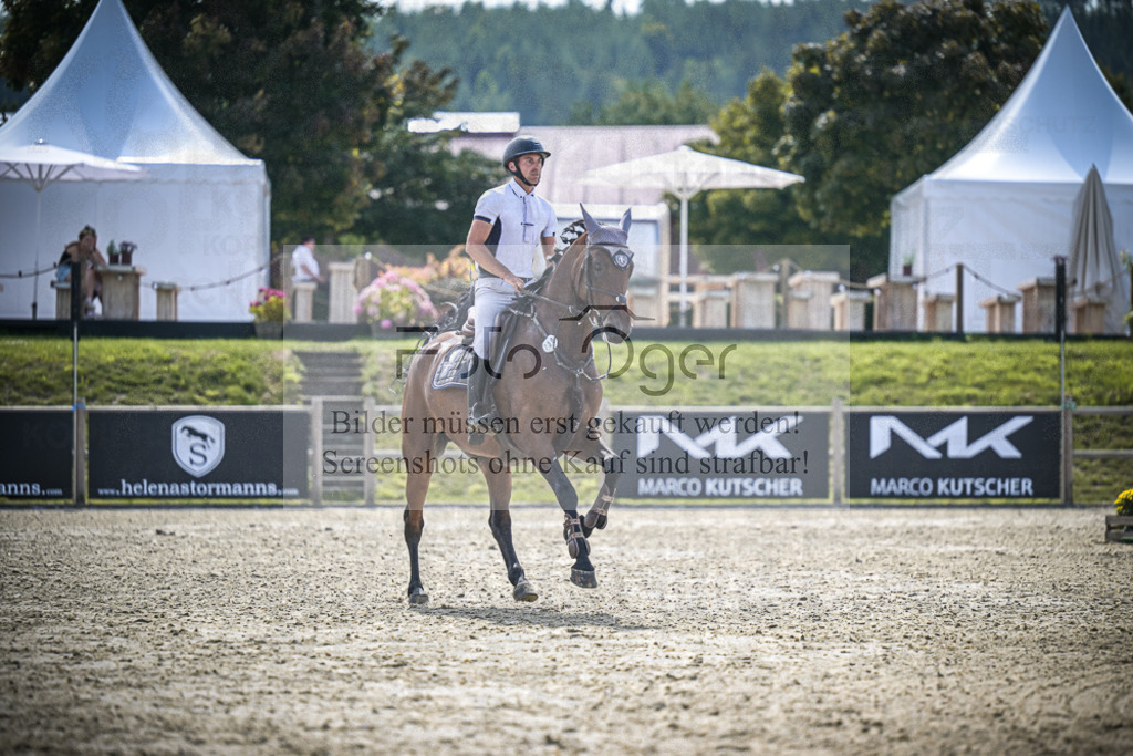 DOS_7879 | Entdecke hochwertige Reitturnierfotos von Foto Oger. Professionell, emotional und authentisch – jetzt Lieblingsmomente im Shop bestellen.Deutschlandweite Turnierfotografie. - Realisiert mit Pictrs.com