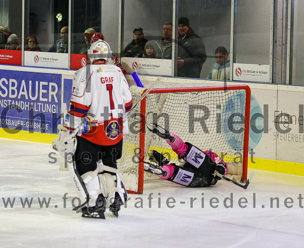 2025-10-24_115_TSV_Erding_gegen_Deggendorfer_SC | Erding, Deutschland, 24.10.2025:Eishockey, Oberliga Süd 2025 / 2026, 11. Spieltag, TSV Erding gegen Deggendorfer SC, Endergebnis: 2:4Sebastian Graf (Deggendorfer SC, #1), Grady Hobbs (Erding Gladiators, #22)Foto: Christian Riedel / fotografie-riedel.net