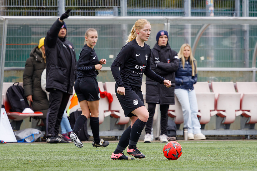 FCHHOH_251005_7463 | 1.FC Heidenheim 1846 II vs. SGM Hohenmemmingen/Sontheim, Fußball, Frauen, Bezirksliga, 2025/2026, 4. Spieltag, 05.10.2025 in Heidenheim, Kunstrasen b. Voith-Arena West(Foto: Michael Bulling) - Realisiert mit Pictrs.com