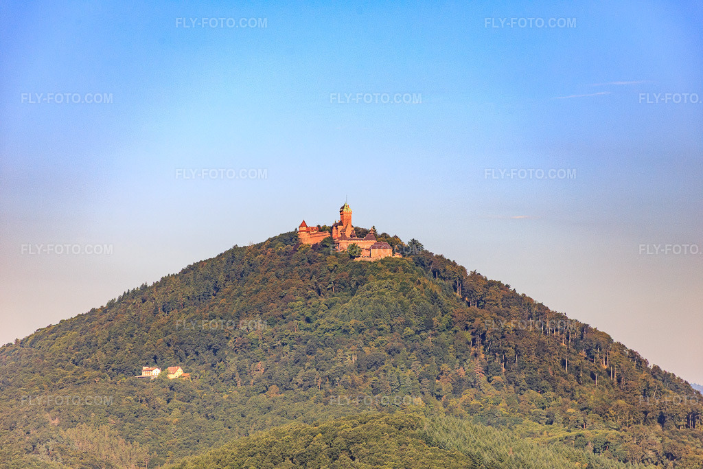 Aerial view: Château du Haut-Kœnigsbourg in Orschwiller in the state Bas-Rhin, France. – Photo: IMG_093300.jpg taken on 08/16/2016 by Werner Riehm/FLY-FOTO.com – Resolution of the original: 5472 x 3648 px – Nuage Soleil