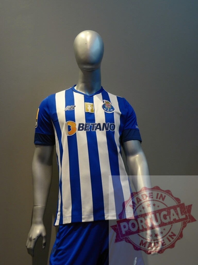 FC Porto football jersey on display mannequin | Mannequin wearing the blue and white striped FC Porto home uniform, displaying sponsors and crest - Realisiert mit Pictrs.com