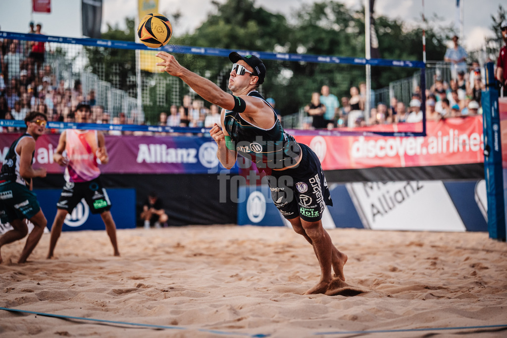 Beachvolleyball | Männer | Allianz German Beach Tour 2025 | Tourstop München | 05.07.2025 | Kim Huber springt zum Ball