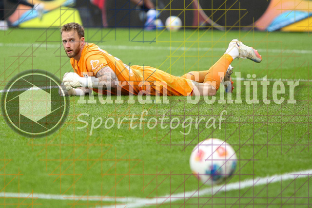 Bayer 04 Leverkusen vs Borussia Mönchengladbach - Bundesliga  | Leverkusen, Deutschland, 21.09.25:   Mark Flekken (Bayer 04 Leverkusen) schaut dem Ball hinterher nach seiner Paradewaehrend des Spiels der Bundesliga zwischen  Bayer 04 Leverkusen vs Borussia Mönchengladbach in der BayArena(Foto von Brauer-Fotoagentur / Adrian Schlueter)