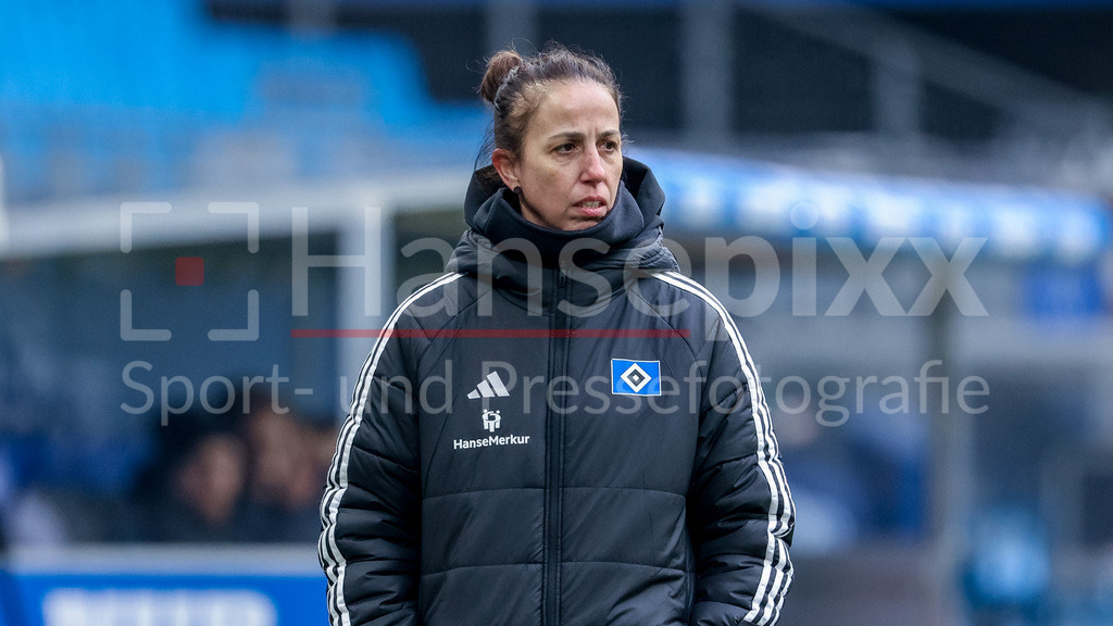 Fussball, Google Pixel Frauen-Bundesliga, Hamburger SV - SC Freiburg | Liese Brancao (Lis, Trainerin, Hamburger SV, HSV), Portrait, Nahaufnahme, Einzelfoto, Einzelbild, DIE DFB-RICHTLINIEN UNTERSAGEN JEGLICHE NUTZUNG VON FOTOS ALS SEQUENZBILDER UND/ODER VIDEOÄHNLICHE FOTOSTRECKEN. DFB REGULATIONS PROHIBIT ANY USE OF PHOTOGRAPHS AS IMAGE SEQUENCES AND/OR QUASI-VIDEO.