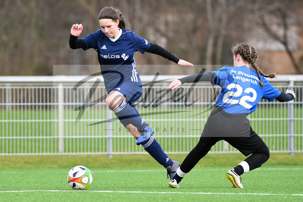 LENGRE20200229_0011 | Fussball, C-Juniorinnen:   bei dem Testspiel zwischen SC Preussen Lengerich und TSG 07 Burg Gretesch im Windmoeller &amp; Hoelscher Stadion am 29.02.2020 in Lengerich, Deutschland. - Realisiert mit Pictrs.com