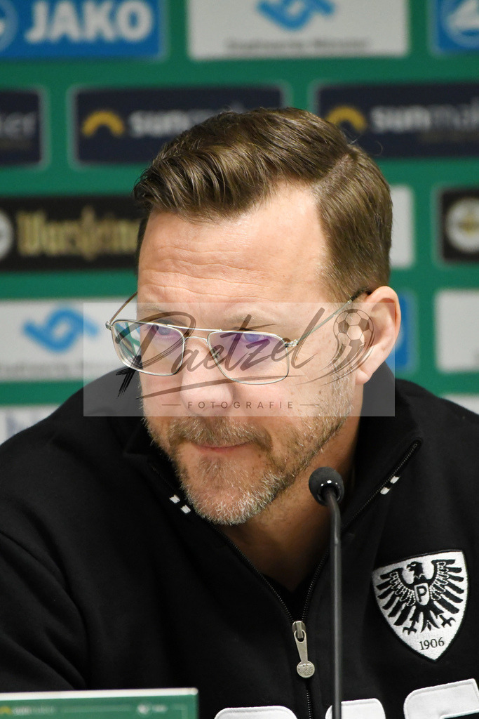 20200214_SCPFWK_0122 | Fussball, Herren: Trainer Sascha Hildmann (SC Preussen Muenster) schaut waehrend des Spiels der 3. Liga zwischen SC Preussen Muenster und FC Wuerzburger Kickers im Preussenstadion am 14.02.2020 in Muenster, Deutschland.DFB / DFL REGULATIONS PROHIBIT ANY USE OF PHOTOGRAPHS AS IMAGE SEQUENCES AND/OR QUASI-VIDEO. - Realisiert mit Pictrs.com