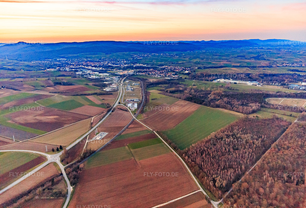 Luftbild: D263 am Abend aus Südosten im Ortsteil Altenstadt in Wissembourg im Bundesland Bas-Rhin in Frankreich. – Foto: IMG_105026.jpg vom 21.03.2018 durch Werner Riehm/FLY-FOTO.de – Auflösung des Originals: 5368 x 3648 px