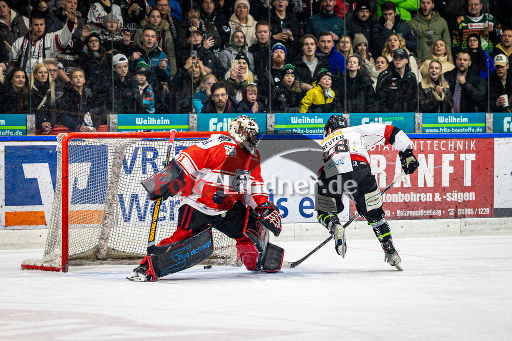 Spiel 3 Finale TSV Peißenberg Miners vs EHC Königsbrunn | Eishockey Bayernliga Playoffs 2023/2024, Spiel 3 Finale TSV Peißenberg Miners vs EHC Königsbrunn, 20240328,
Penalty und Tor Mika REUTER (EHC 28),
2024-03-28 in Peißenberg (Eisstadion)
28 Mika REUTER (EHC 28)
Copyright: WolfgangxLindner foto-lindner.de