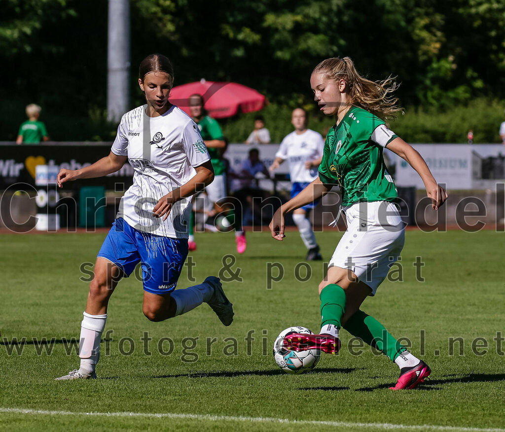 2023-09-16_049_FC_Forstern_gegen_VfL_Sindelfingen_Ladies_I | Forstern, Deutschland, 16.09.2023:
Fußball, B-Juniorinnen-Bundesliga Süd 2023 / 2024, 2. Spieltag, FC Forstern gegen VfL Sindelfingen Ladies I, Endergebnis: 4:1

Johanna Buck (VfL Sindelfingen Ladies I, #23), Yanica Moritz (FC Forstern, #17)

Foto: Christian Riedel / fotografie-riedel.net
