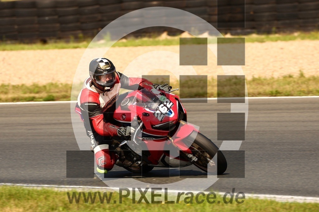 0262-20250720_15515 | Schöne Erinnerungen an spannende Momente - das festzuhalten ist unser Job. PIXELrace.de ist seit 2003 auf den Rennstrecken Europas unterwegs um die Action draußen beim Fahren und die wunderbare Stimmung imm Fahrerlager für euch einzufangen.