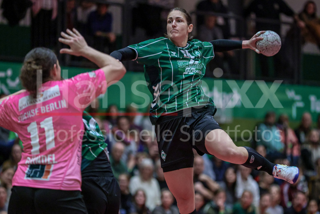 Handball, 2. Bundesliga Frauen, SV Werder Bremen - Füchse Berlin | Anna Lena Bergmann (SV Werder Bremen, 25) beim Wurf, am Ball, Spielszene, Aktion, Action