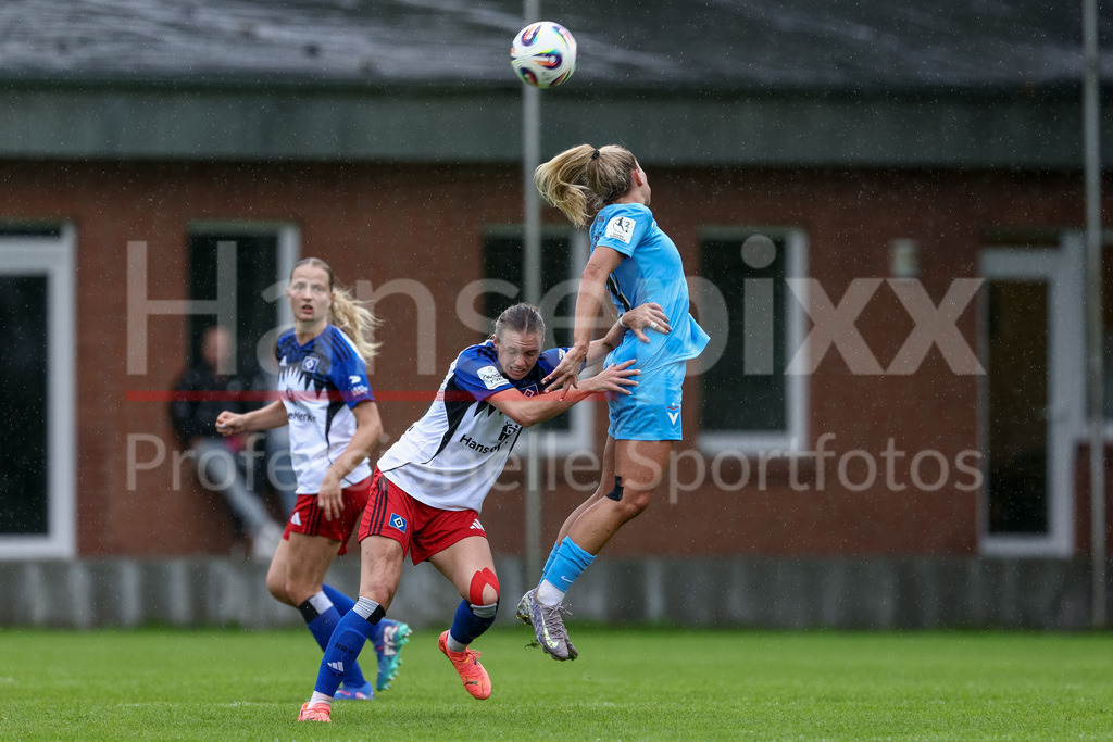 Fussball, Testspiel Frauen, Hamburger SV - FC Viktoria Berlin | v.li.: Annalena Wucher (Hamburger SV, 15) und Nina Ehegötz (FC Viktoria 1889 Berlin, 29) im Kopfballduell, Kopfball, Zweikampf, Action, Aktion, Spielszene