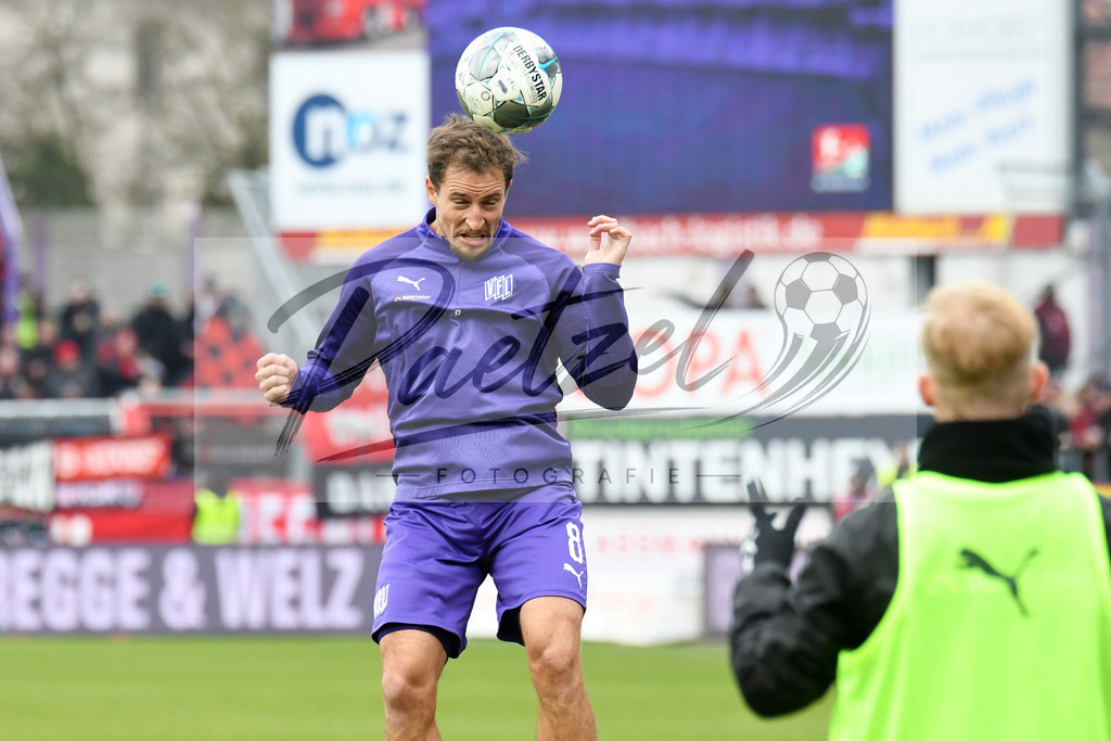 20200208_OSNFCN_0030 | Fußball, Herren: Ulrich Taffertshofer (VfL Osnabrueck) in Aktion, am Ball, Einzelaktion waehrend des Spiels der 2. Bundesliga zwischen VfL Osnabrueck und 1. FC Nuernberg im Stadion an der Bremer Bruecke am 08.02.2020 in Osnabrueck, Deutschland.DFB / DFL REGULATIONS PROHIBIT ANY USE OF PHOTOGRAPHS AS IMAGE SEQUENCES AND/OR QUASI-VIDEO. - Realisiert mit Pictrs.com