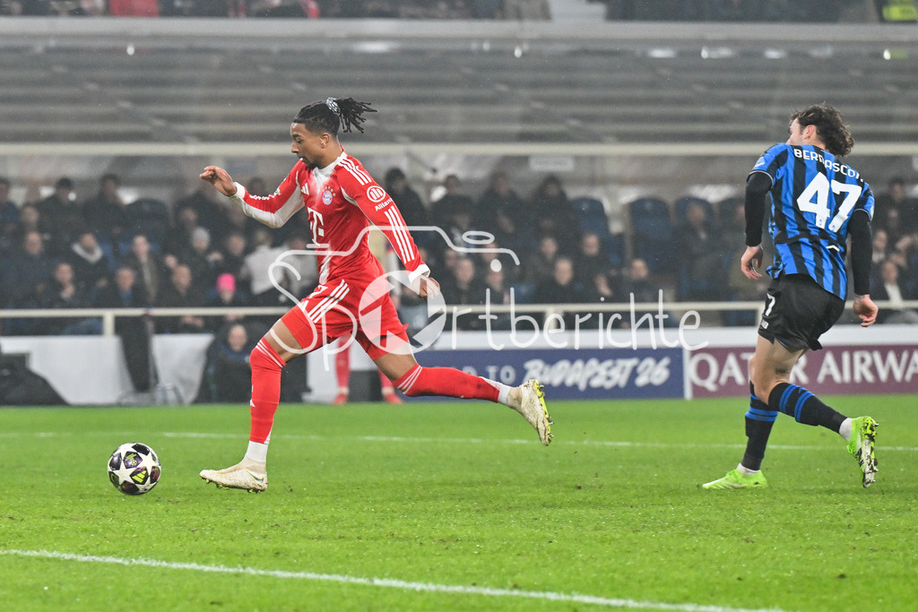 Atalanta Bergamo - FC Bayern München | BERGAMO, ITALY - 10. MARCH:  Michael OLISE (FC Bayern Munich 17) with a Chance to Score a Tor / Torschuetze / Freude / Happy during the UEFA Champions League match between Atalanta Bergamo vs. FC Bayern Munich on first leg of round of 16 at New Balance Arena