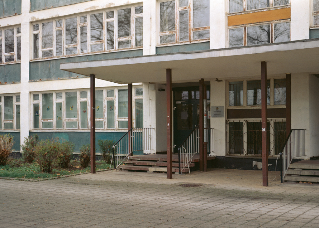Gera-Lusan | Die Typenschule Gera TS 72 im III. Wohnkomplex in Gera-Lusan vor der Sanierung. Heute ist dies der Bildungscampus Lusan. - Realisiert mit Pictrs.com