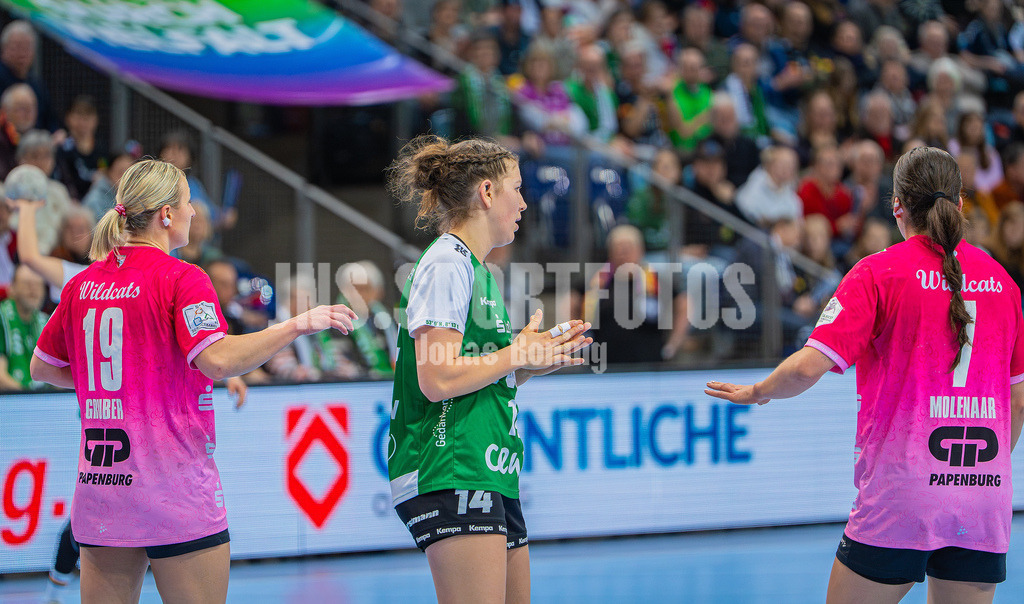 Handball I Frauen I Saison 2025-2026 I 1. HBF I 15. Spieltag I VFL Oldenburg - SV Union Halle-Neustadt 0040 | Lea Gruber (19, SV Union Halle-Neustadt), Marie Steffen (14, VfL Oldenburg) und E. Molenaar (7, SV Union Halle-Neustadt) - Realisiert mit Pictrs.com