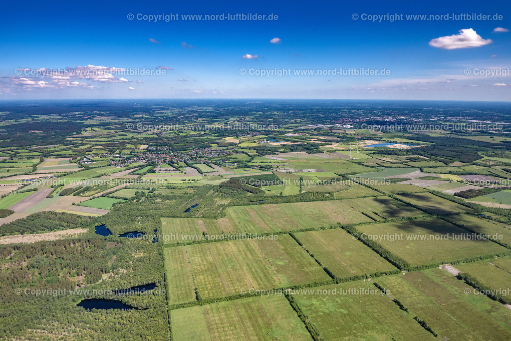 Lentföhrden_ELS_7648030622 | LENTFöHRDEN 03.06.2022 Ortsansicht der Straßen und Häuser der Wohngebiete in Lentföhrden im Bundesland Schleswig-Holstein, Deutschland. // Town View of the streets and houses of the residential areas in Lentfoehrden in the state Schleswig-Holstein, Germany. Foto: Martin Elsen