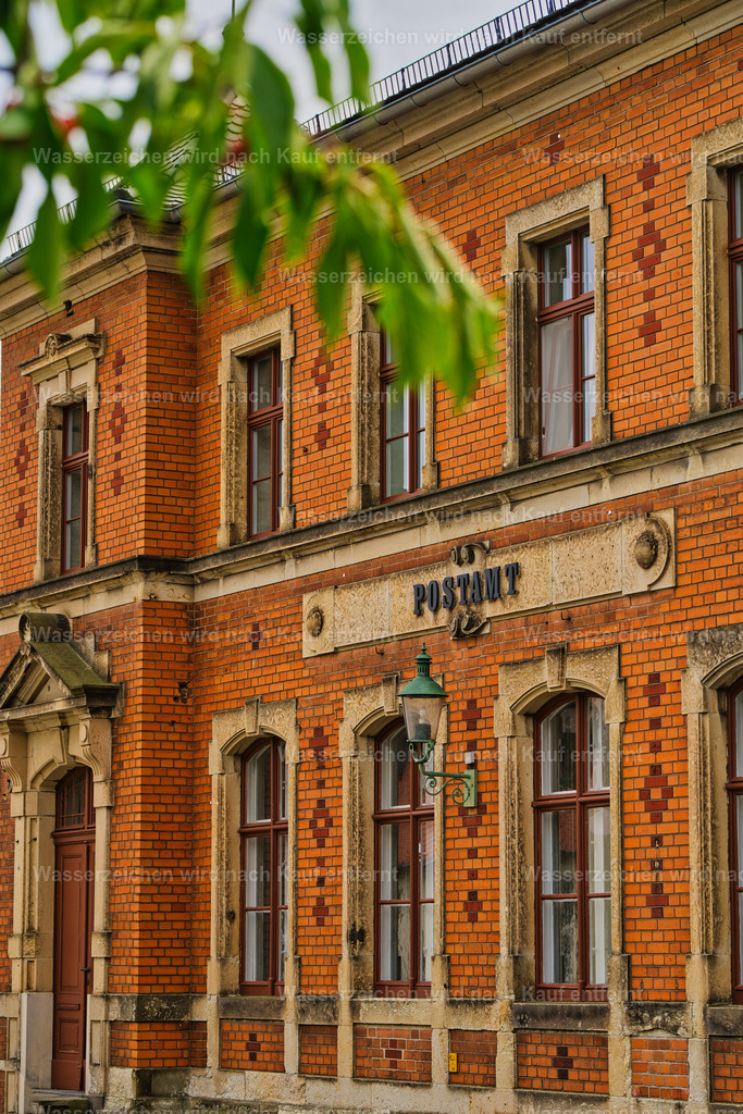Herrnhut - altes kaiserliches Postamt | Herrnhut ist eine Stadt im sächsischen Landkreis Görlitz in der Oberlausitz. Zentral zwischen den Städten Löbau und Zittau gelegen, ist sie als Gründungsort der Herrnhuter Brüdergemeine, durch die Produktion der Herrnhuter Sterne und internationale Missionsarbeit bekannt. - Realisiert mit Pictrs.com