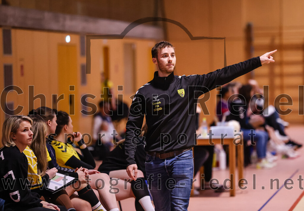 2025-01-11_010_SpVgg_Altenerding_gegen_HF_Scheyern | Erding, Deutschland, 11.01.2025:Handball, Bezirksoberliga Frauen Altbayern 2024 / 2024, 10. Spieltag, SpVgg Altenerding gegen HF Scheyern, Endergebnis: 20:23Trainer Patrick Heimbach (HF Scheyern)Foto: Christian Riedel / fotografie-riedel.net