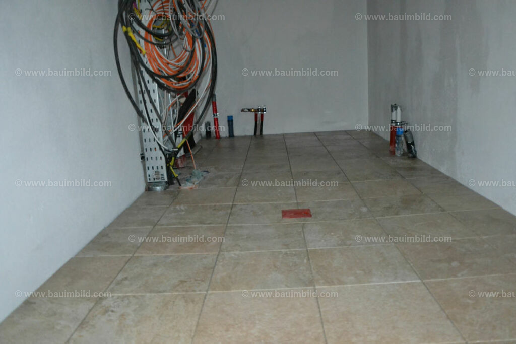 bib-lg21-fliesenlegerarbeiten-0006 | Nach LV-Leistungsgruppen sortierte Detailfotos über den Bau eines Hauses. Alle Hausbau-Bilder direkt vom Urheber und Autor der Website Haus-Selber-Bauen.com