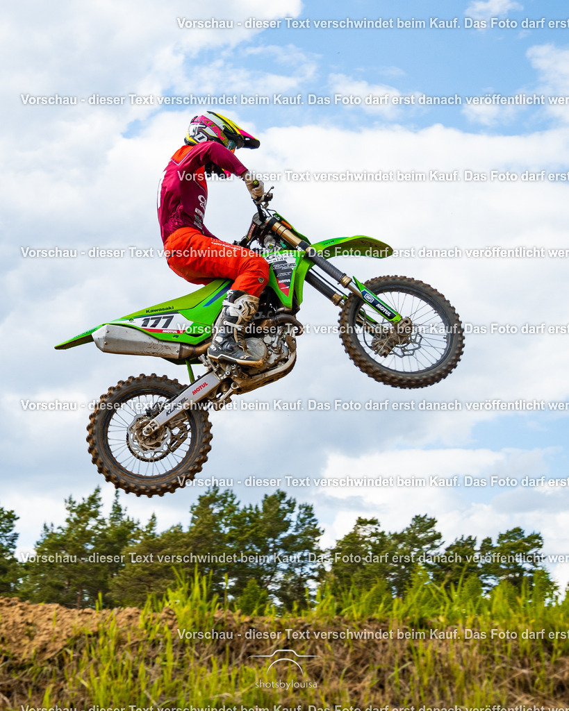 20260517_Templin-7490 | Sportfotografin aus Berlin-Brandenburg mit Fokus auf Motocross. Ich halte deine sportliche Leistung und echte Emotionen auf und neben der Strecke professionell fest. Entdecke die Fotos von deinem Rennen und bestelle sie direkt hier im Shop.