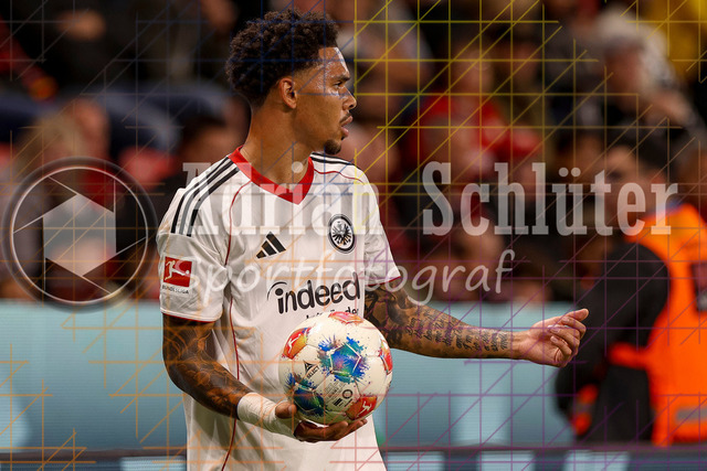Bayer 04 Leverkusen vs Eintracht Frankfurt - Bundesliga  | Leverkusen, Deutschland, 12.09.25:   Pharrell Nnamdi Collins (Eintracht Frankfurt)  gestikuliert, Gestik waehrend des Spiels der Bundesliga zwischen  Bayer 04 Leverkusen vs Eintracht Frankfurt in der BayArena(Foto von Brauer-Fotoagentur / Adrian Schlueter)