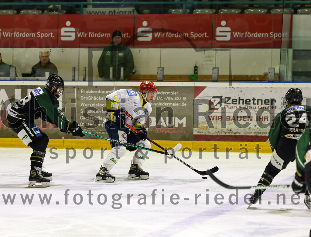 2023-01-06_039_TSV_Erding_gegen_ERV_Schweinfurt | Erding, Deutschland, 06.01.2023:
Eishockey, Bayernliga 2022 / 2023, 26. Spieltag, TSV Erding gegen ERV Schweinfurt, Endergebnis: 7:3

Daniel Krzizok (Erding Gladiators, #18), Moritz Schlick (ERV Schweinfurt, #11), Lukas Krämmer (Erding Gladiators, #24)

Foto: Christian Riedel / fotografie-riedel.net