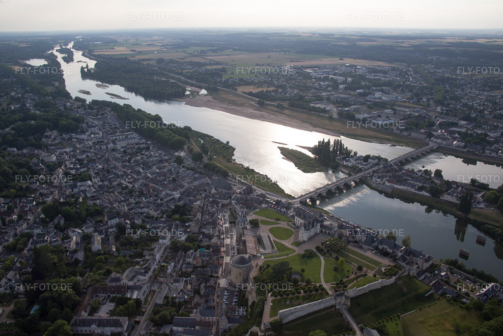 Luftbild: Ortsansicht in Amboise im Bundesland Indre-et-Loire in Frankreich. Foto: IMG_082398.jpg vom 20.06.2015 durch Werner Riehm/FLY-FOTO.de