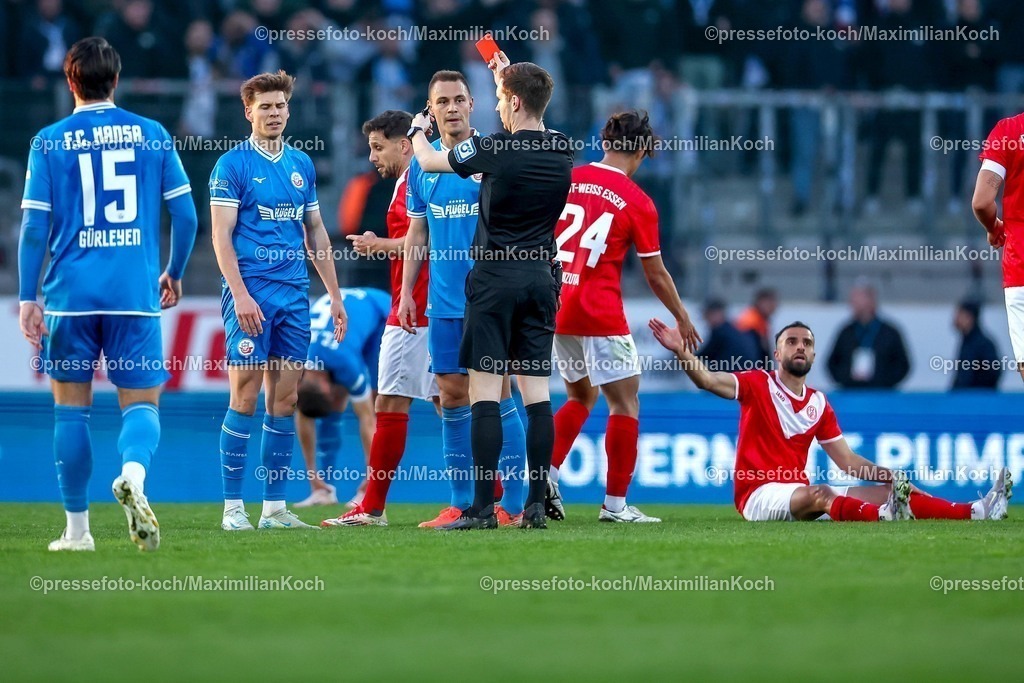 RWE06042501033 | 2025.04.06, Fußball, 3.Liga, Rot-Weiss Essen - FC Hansa Rostock, Stadion Hafenstraße, Saison 2024 2025: Rote Karte für Alexander Rossipal (FC Hansa Rostock #21) nach Foulapiel an Ramien Safi (RWE #11) DFB regulations prohibit any use of photographs as image sequences and or quasi-video.