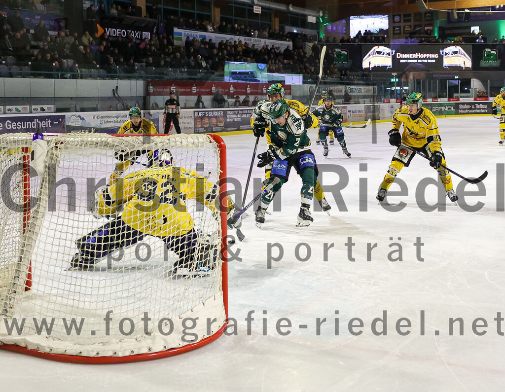 2025-12-19_054_TSV_Erding_gegen_Toelzer_Loewen | Erding, Deutschland, 19.12.2025:Eishockey, Oberliga Süd 2025 / 2026, 27. Spieltag, TSV Erding gegen Tölzer Löwen, Endergebnis: 2:5Torwart Matthias Bittner (Tölzer Löwen, #32), Erik Modlmayr (Erding Gladiators, #21), Simon Manhart (Tölzer Löwen, #20)Foto: Christian Riedel / fotografie-riedel.net