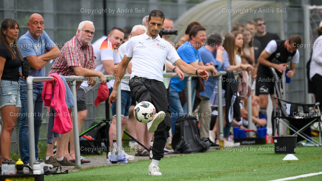 TSV Kronshagen vs TSV Altenholz | 03.08.24, Fußball-Landesliga Schleswig Männer 2024/2025, TSV Kronshagen (weiss) vs. TSV Altenholz (gelb), Trainer Karim Youssef (TSVK) - Realisiert mit Pictrs.com