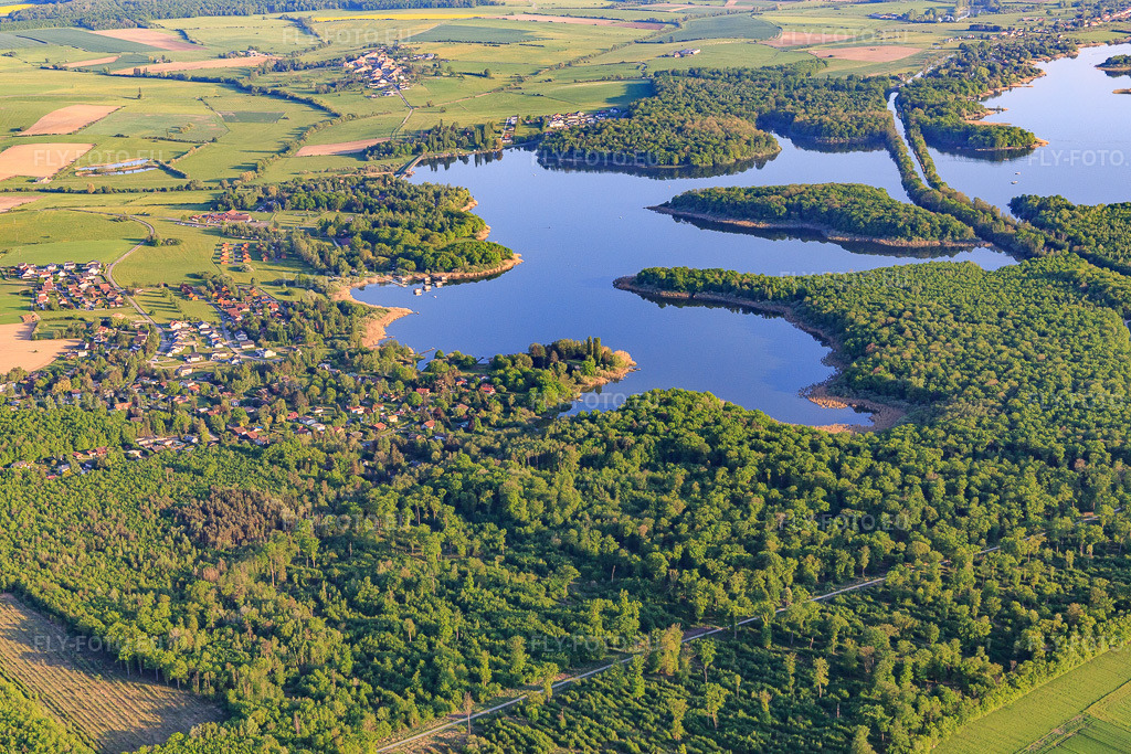 Vue aérienne: Le canal des houllères de la Sarre traverse les lacs Ètang des femmes et Stockweiher à Langatte dans le département Moselle, France. Photo: IMG_146146.jpg prise le 01/05/2025 par Werner Riehm/FLY-FOTO.eu – Résolution de l'original: 5472 x 3648 px