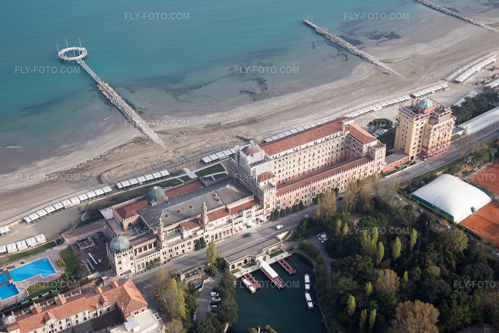 Aerial view: Venice Lido, Casino in Venezia in the state Veneto, Italy. – Photo: IMG_087525.jpg taken on 04/06/2016 by Werner Riehm/FLY-FOTO.com – Resolution of the original: 5472 x 3648 px