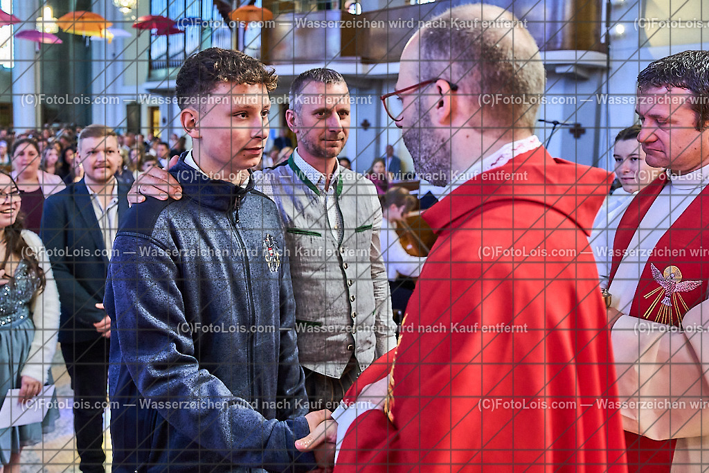 ALP1103_PfarrFirmung Wieselburg_Firmvorgang | (C)FotoLois.com, Alois Spandl, Firmung in der Pfarrkirche Wieselburg mit Generalvikar Dr. Christoph Weiss, Dechant Pfarrer Daniel Kostrzycki und Monignore Franz Dammerer, Sa 15. Juni 2024.